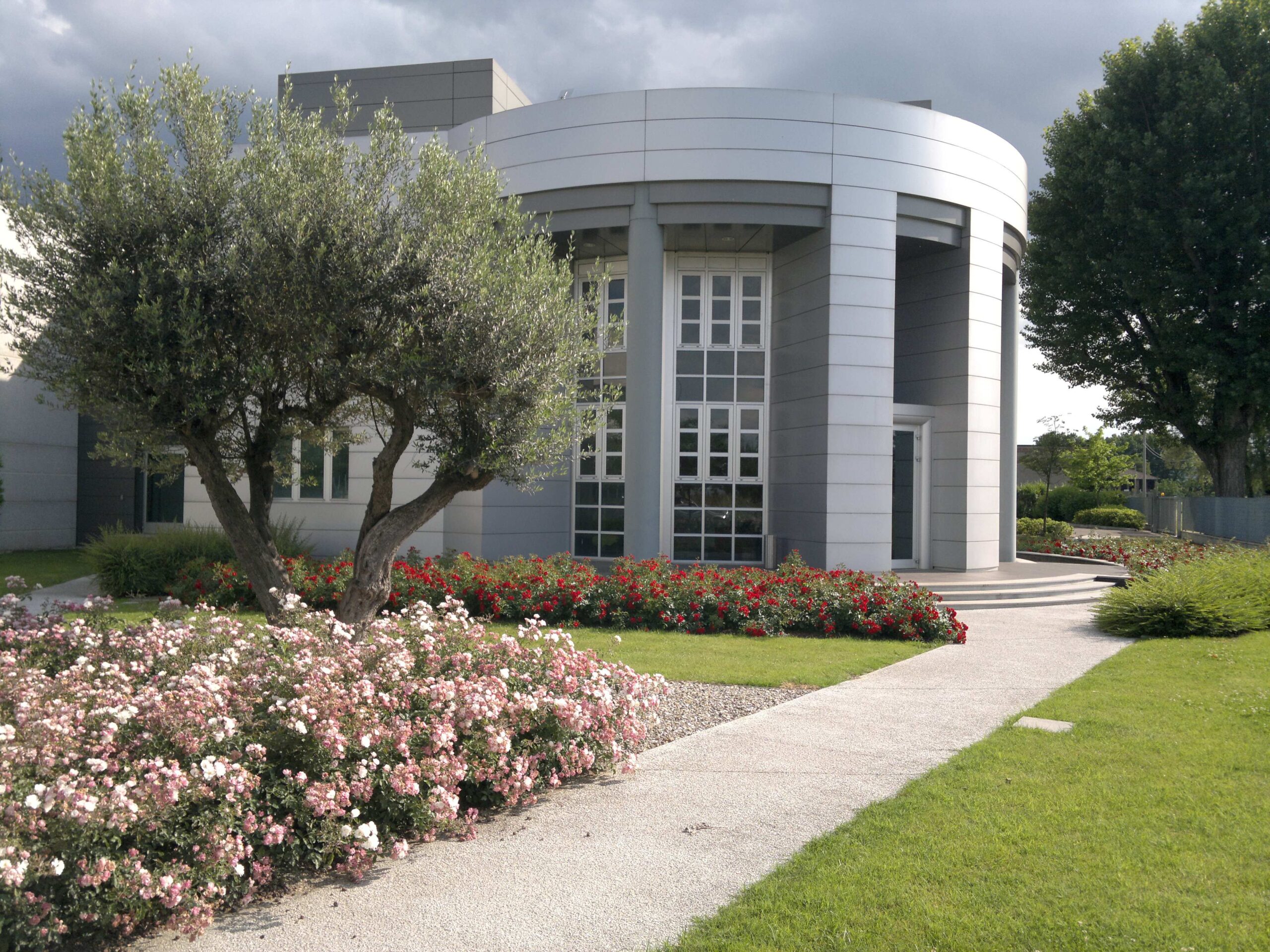 Spazio verde aziendale integrato con l’architettura dell’edificio