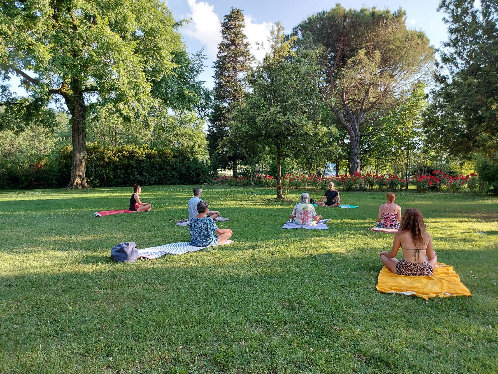 Gruppo durante un’esperienza condivisa e consapevole nella natura