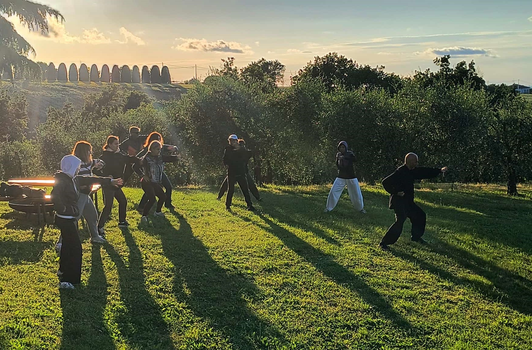 Gruppo durante una pratica di Taijiquan al tramonto