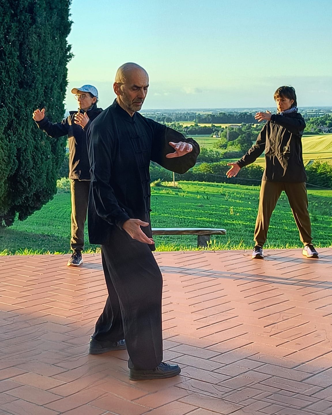 Pratica di Taijiquan con movimento lento e consapevole all’aperto